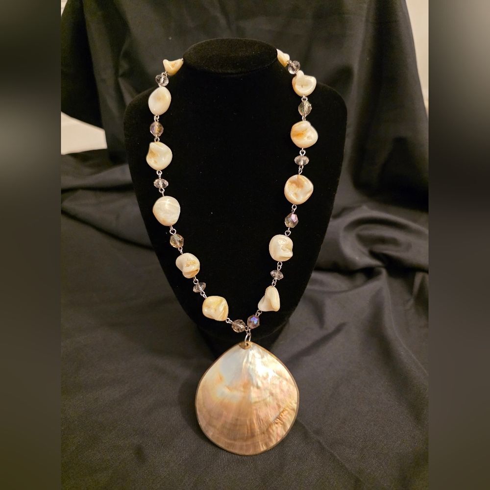 Mother-of-Pearl And Shell Pendant necklace and earring set